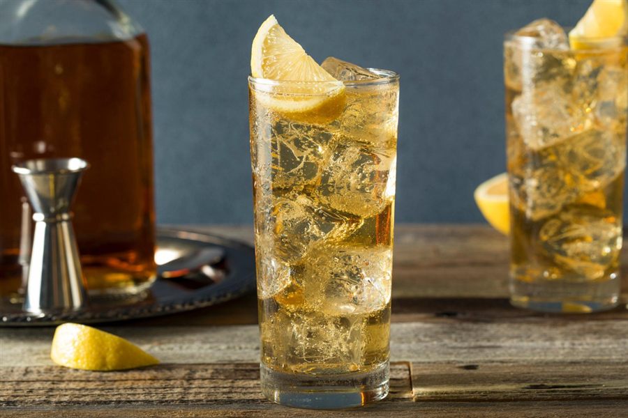 Drink Scotch & Soda: Moonshine com água com gás, gelo e limão, em copo alto